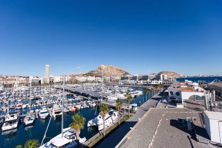 Puerto deportivo de Alicante — a 15 minutos a pie